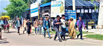 दसैँ खर्च जुटाउन भारत जानेको लर्को